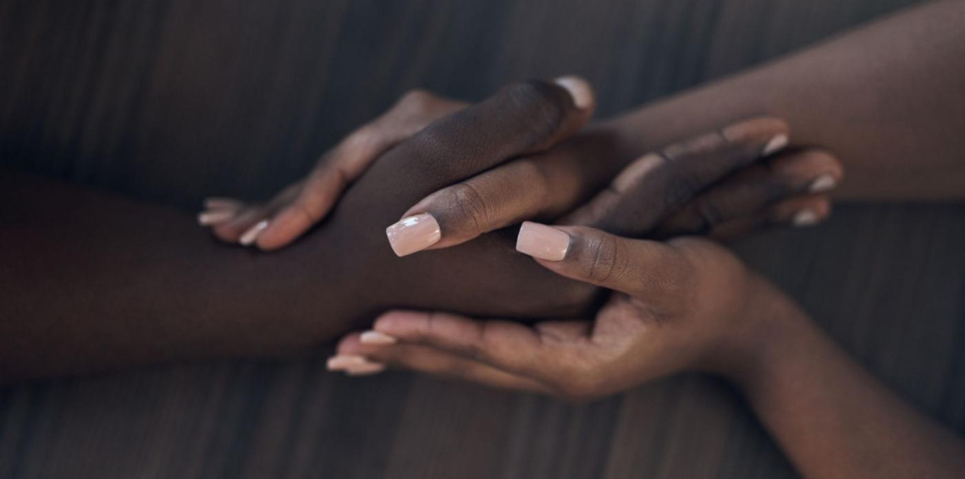 foto di due mani che si stringono per l'articolo dedicato al romanzo Mare aperto di Caleb Azumah Nelson