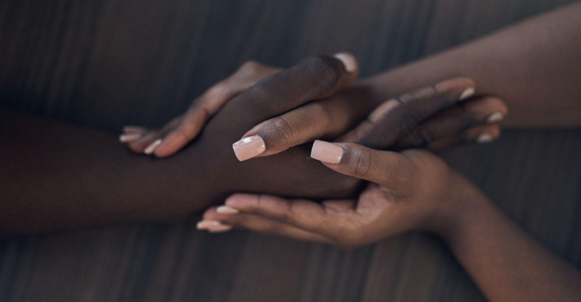foto di due mani che si stringono per l'articolo dedicato al romanzo Mare aperto di Caleb Azumah Nelson