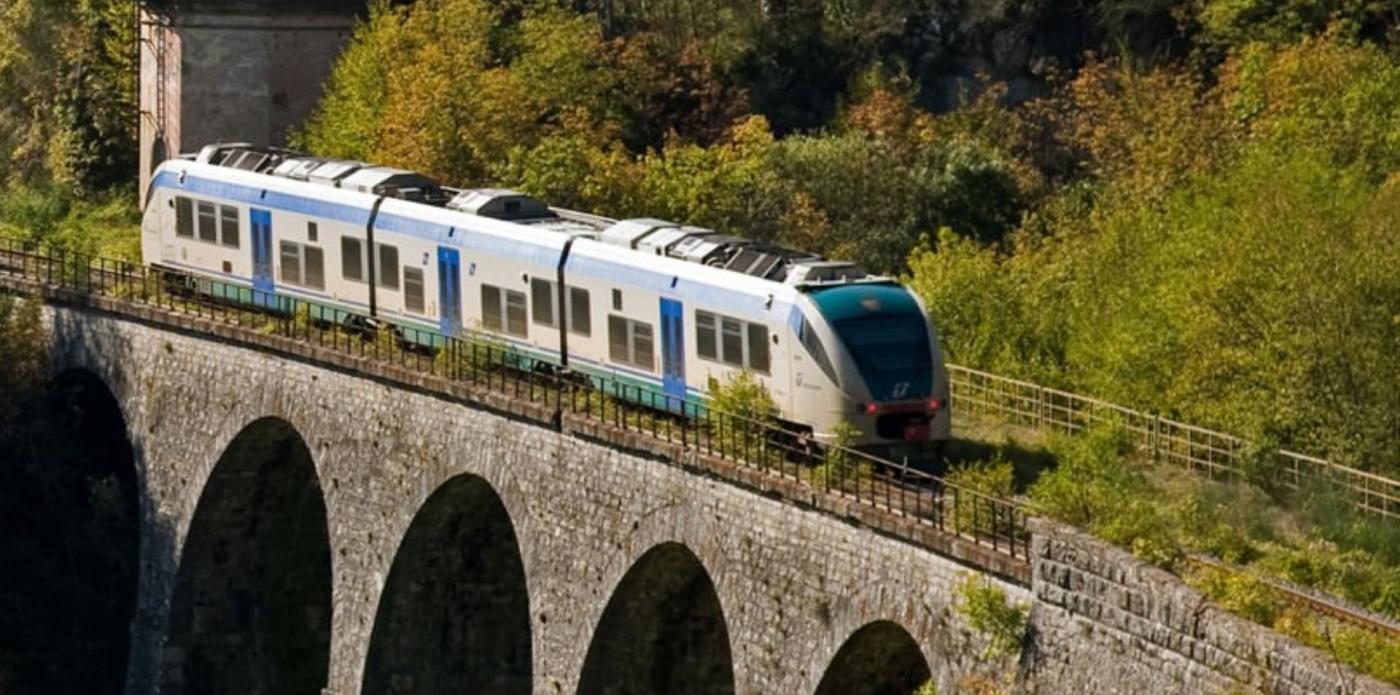 Il Treno di Dante attraversa un ponte immerso nel verde