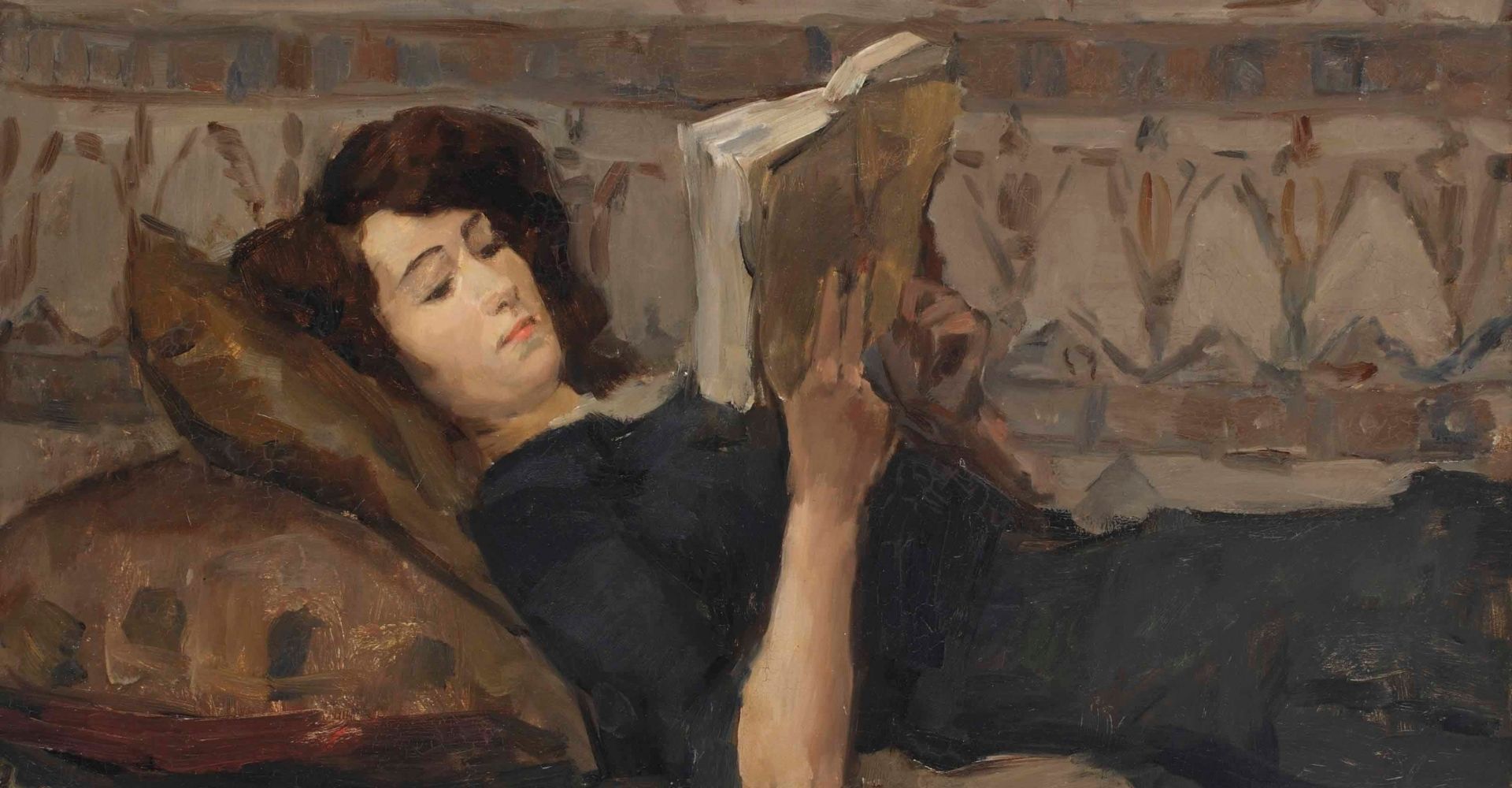 Quadro raffigurante una donna che legge un libro sdraiata su un divano