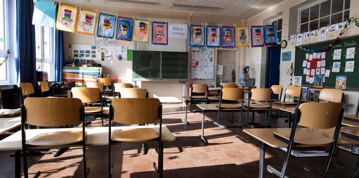 Un'aula con protagonisti i banchi di scuola