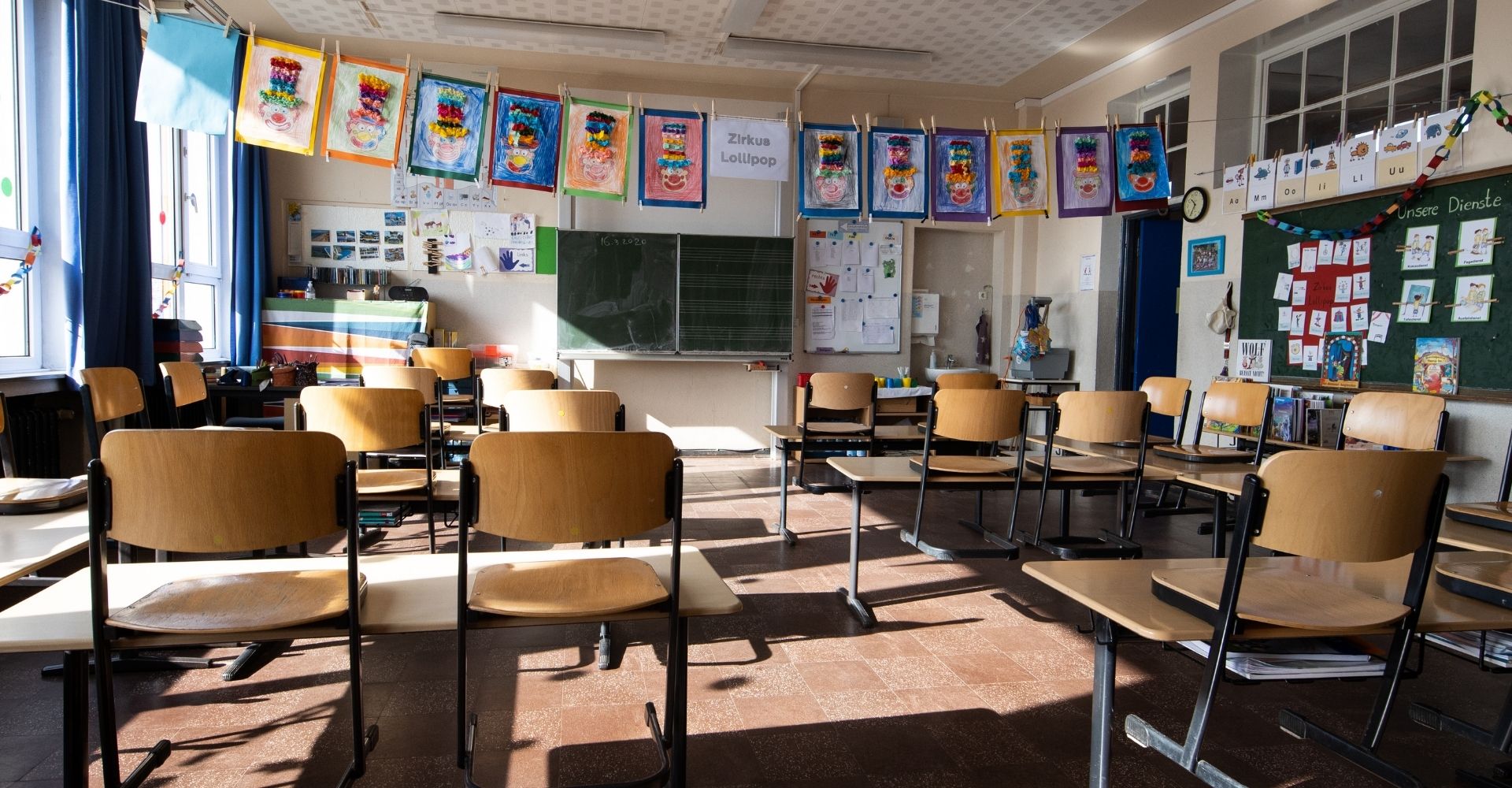 Un'aula con protagonisti i banchi di scuola