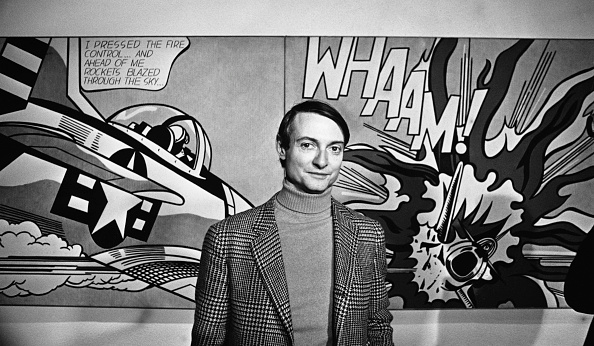 Roy Lichtenstein con la sua opera Whaam!, il cui titolo è un'onomatopea