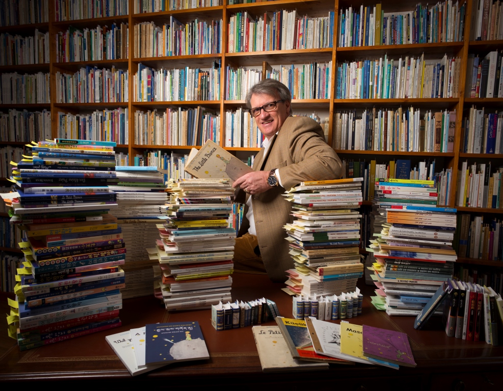 Jean-Marc Probst con una parte della sua collezione di edizioni del Piccolo principe