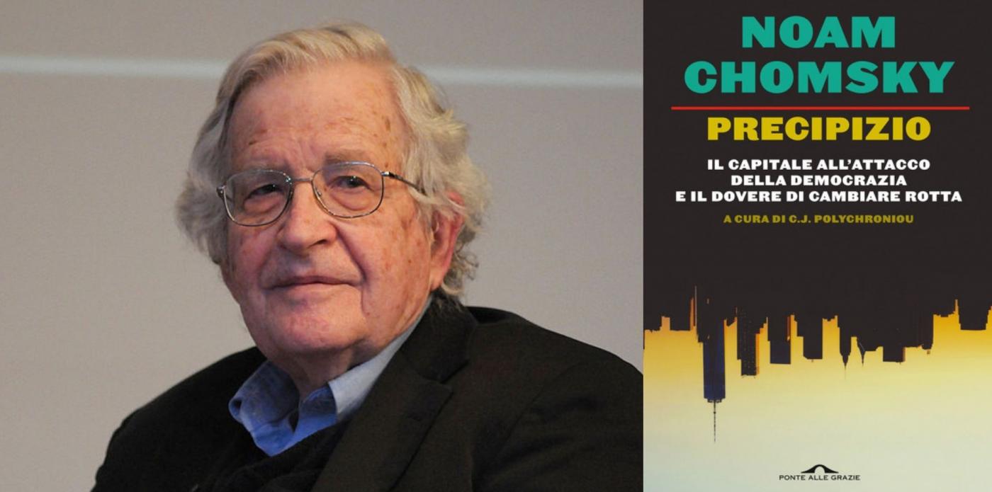 primo piano di noam chomsky e copertina del libro Precipizio