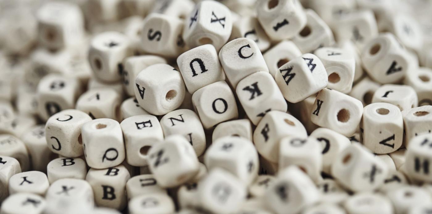 perline di dadi decorate con lettere dell'alfabeto