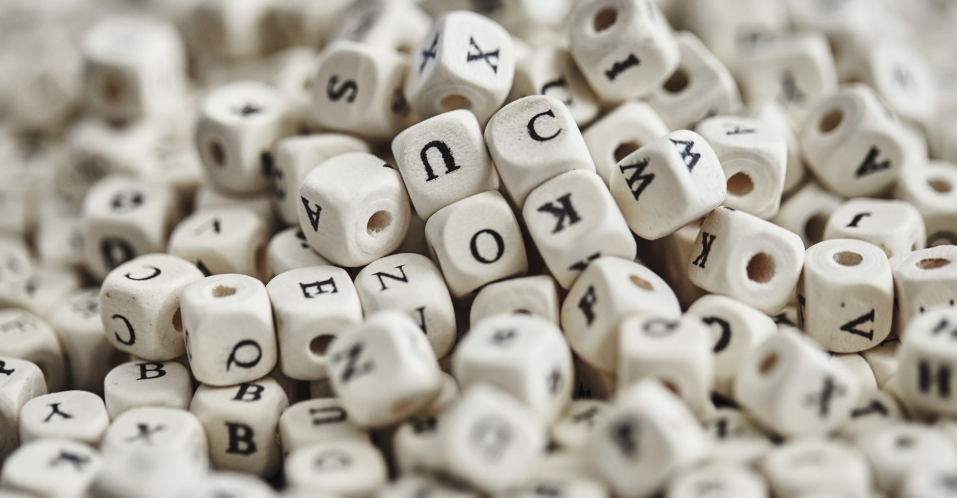 perline di dadi decorate con lettere dell'alfabeto