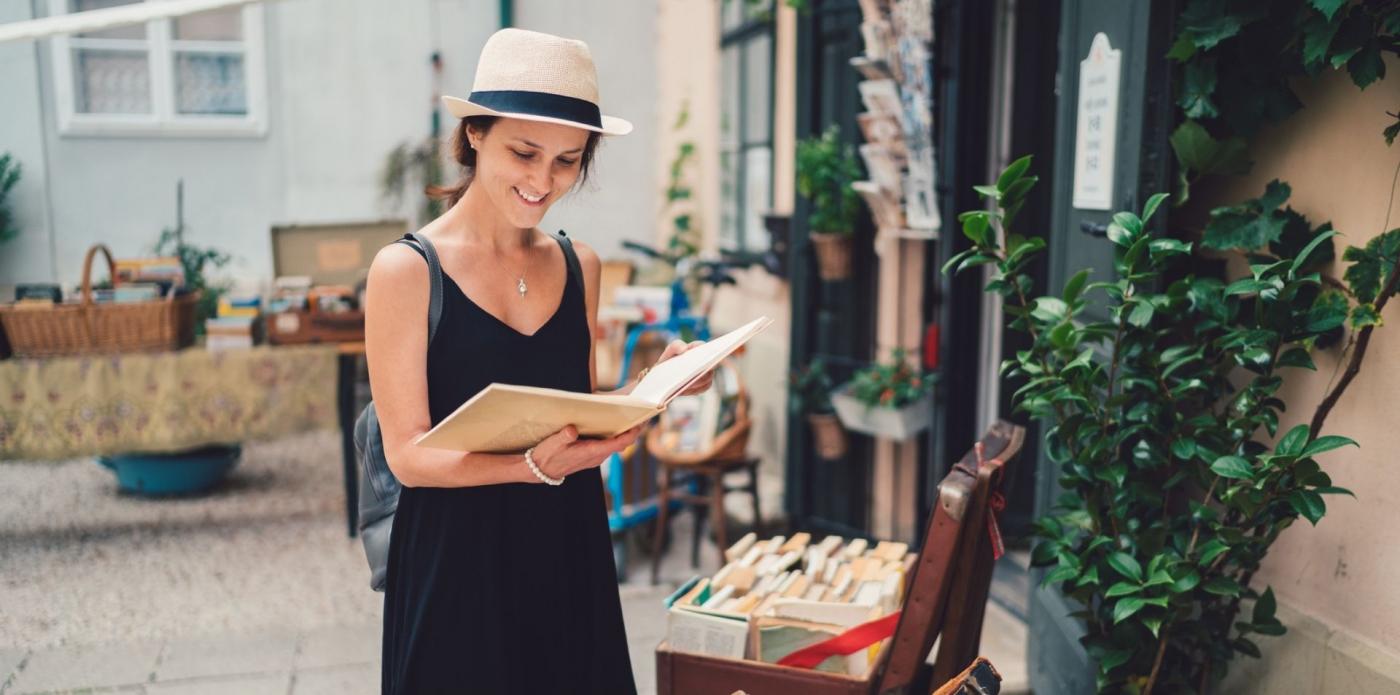 turista con un libro