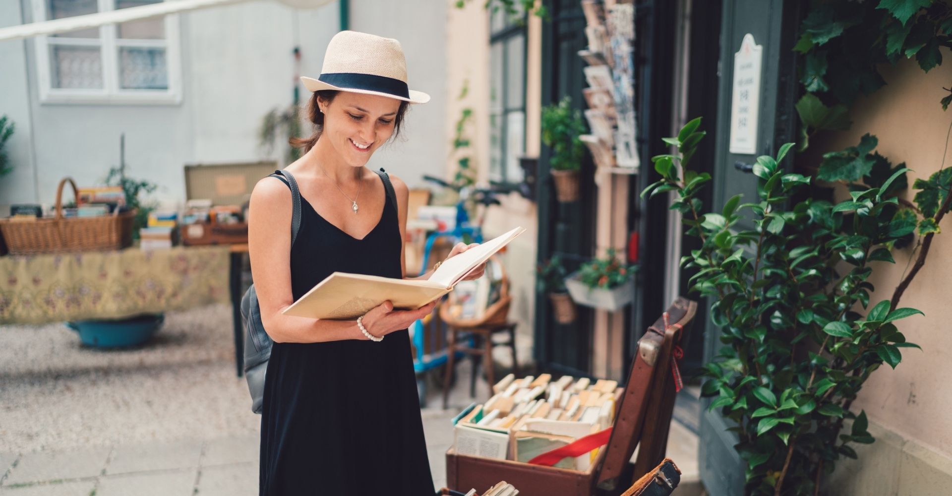 turista con un libro