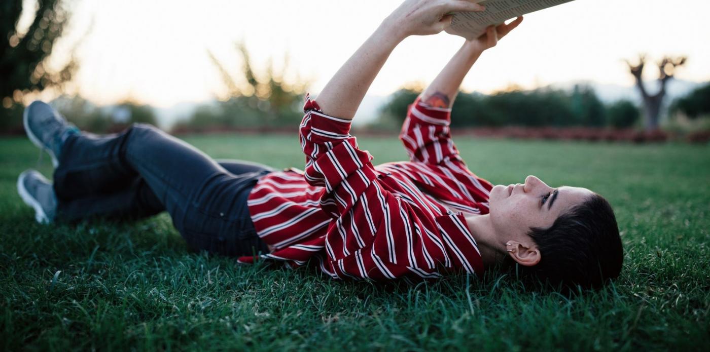 parco, aperto, estate, primavera, ragazzo, ragazza, bambino, bambina, lettura, leggere, libro, cartaceo, adolescente, lettori