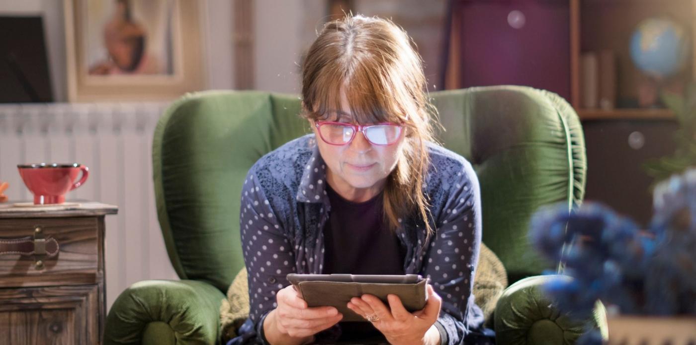 Donna lettrice leggere lettura interno casa inverno ebook ereader digitale