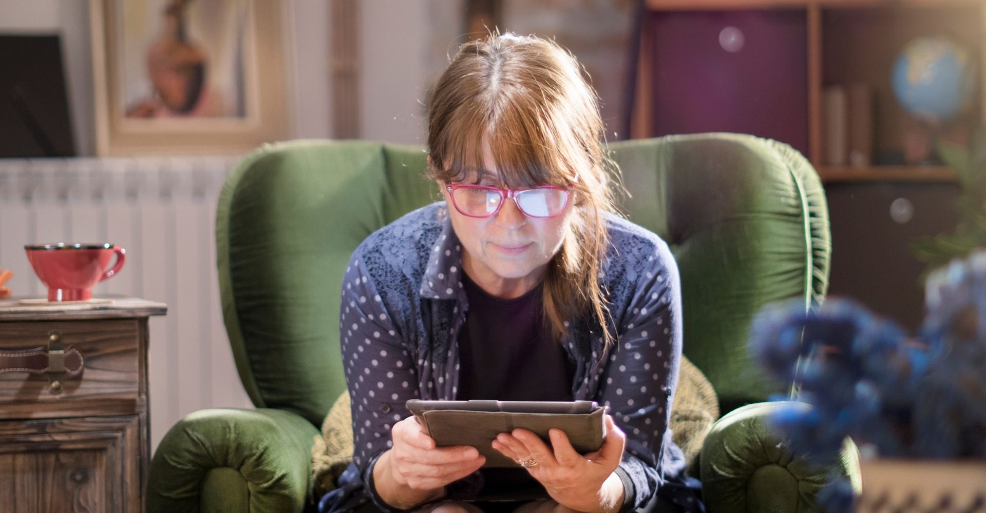 Donna lettrice leggere lettura interno casa inverno ebook ereader digitale