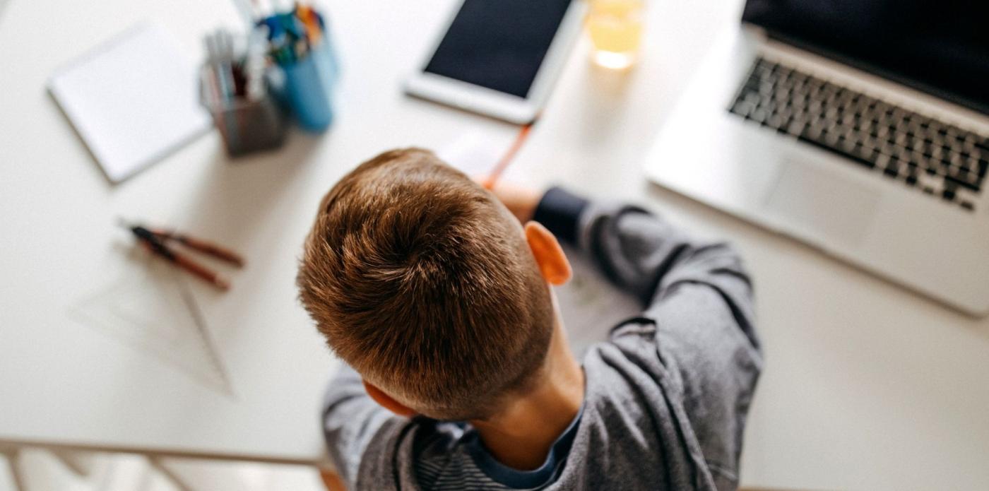 Bambino studia compiti delle vacanze