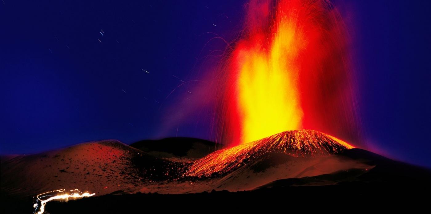 Un'eruzione notturna dell'Etna