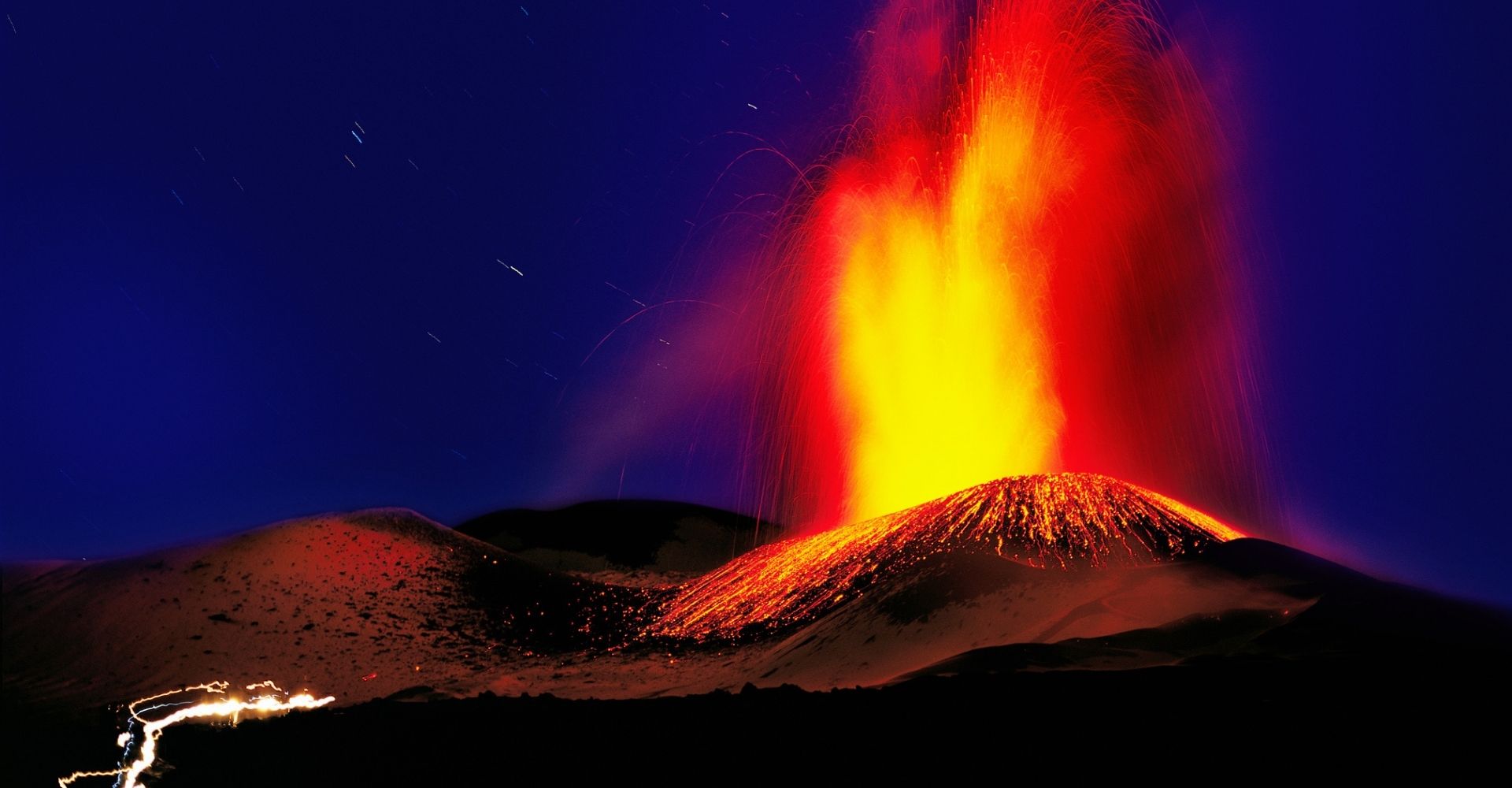 Un'eruzione notturna dell'Etna