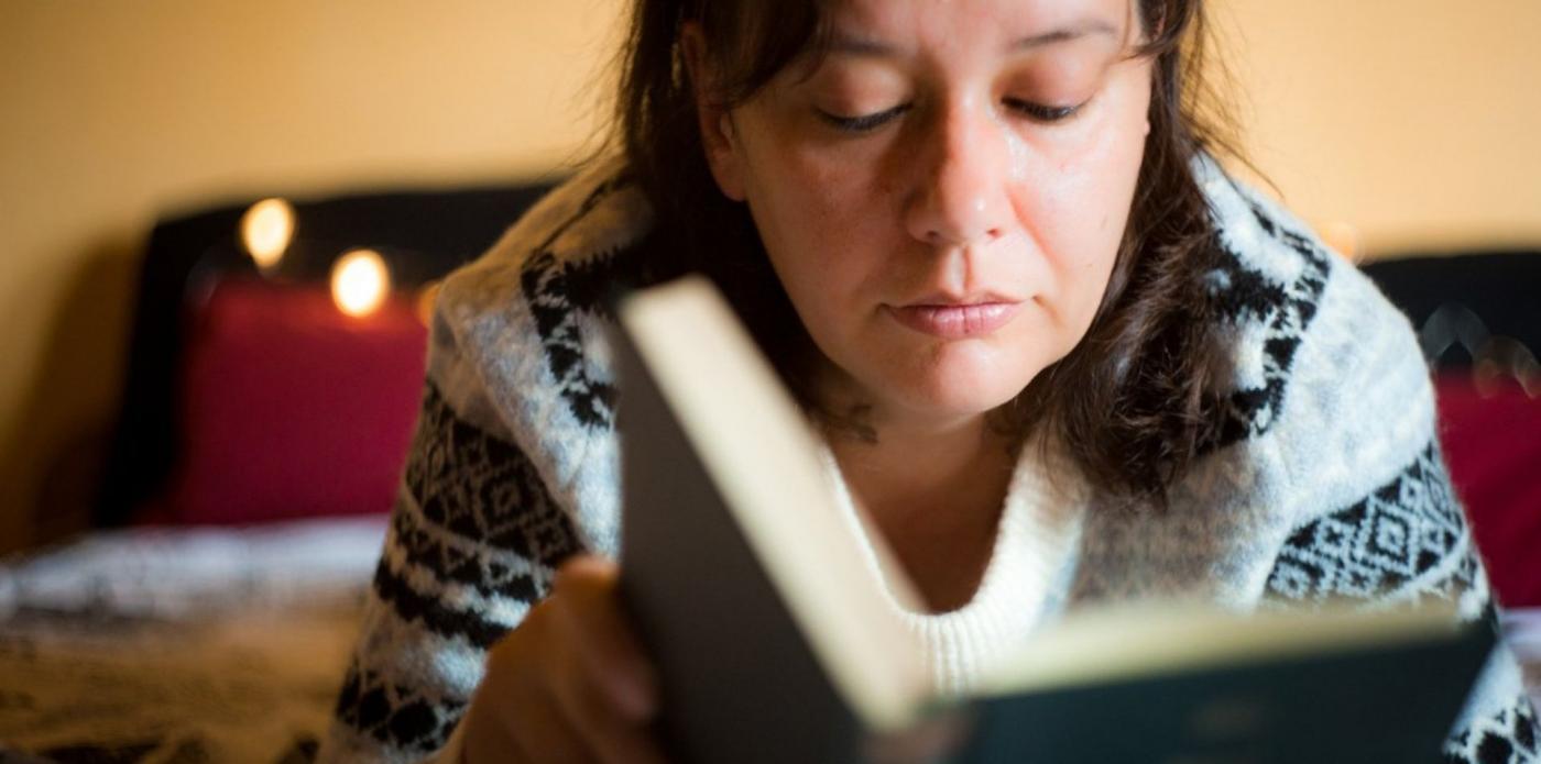 lettrice, donna, leggere, libri, lettura, casa