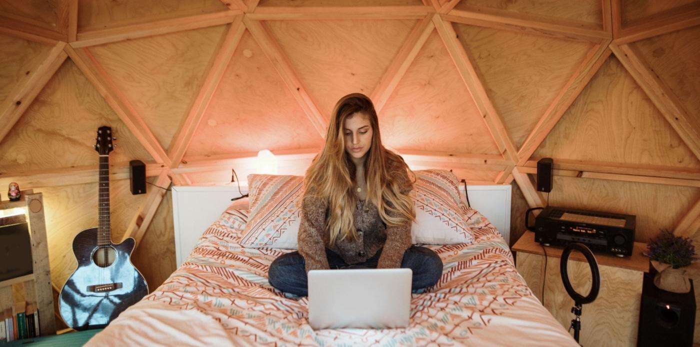 scrivere, scrittura, scrittrice, computer, casa, camera, letto, ragazza