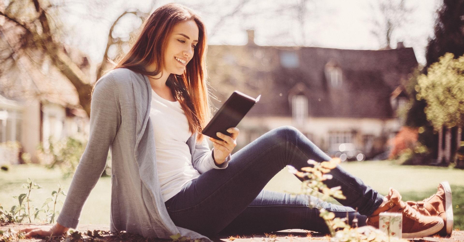 Giovane donna legge lettura ebook primavera parco