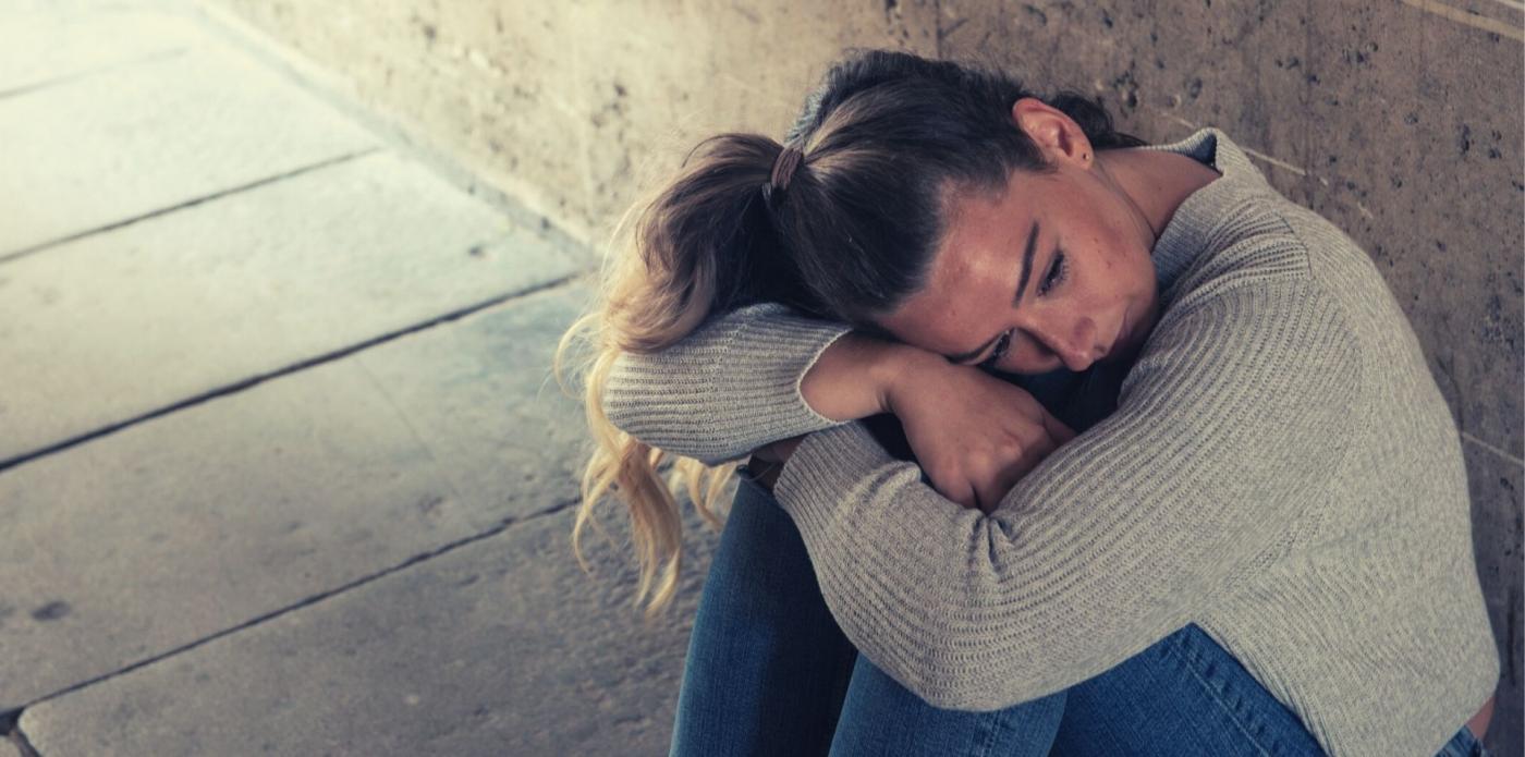 Momenti difficili donna sola isolata dolore tristezza solitudine