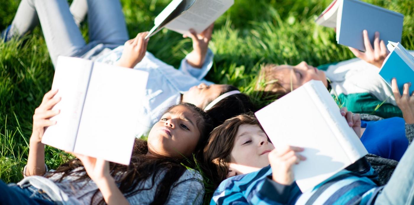 bambini libri lettura primavera parco prato