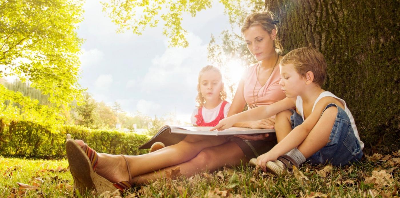 bambini madre figli libri lettura primavera parco prato albero