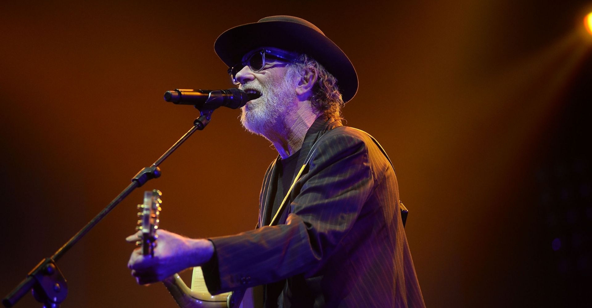 Mezzobusto del cantautore Francesco De Gregori