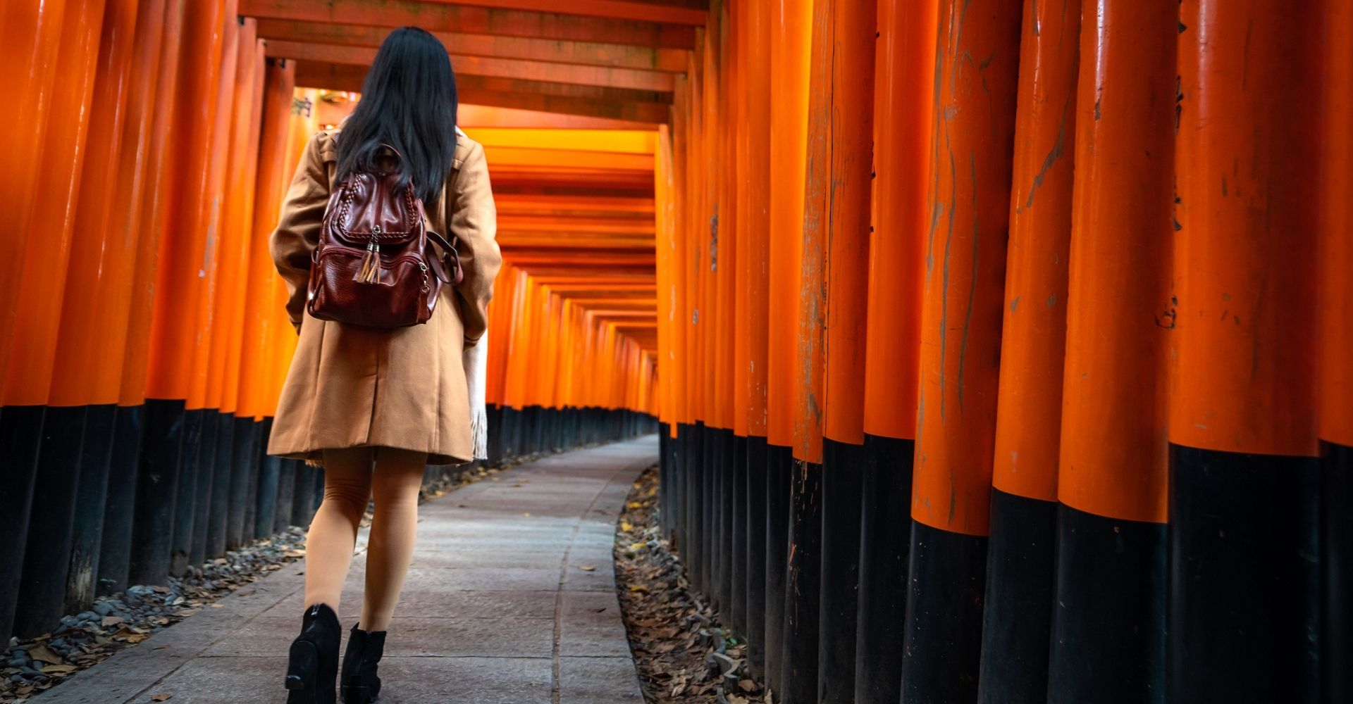 Giovane donna cammina per le strade di Kyoto fushimi inari templi Giappone