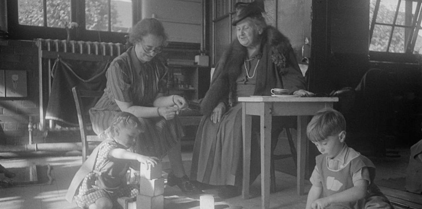 Maria Montessori con due bambini