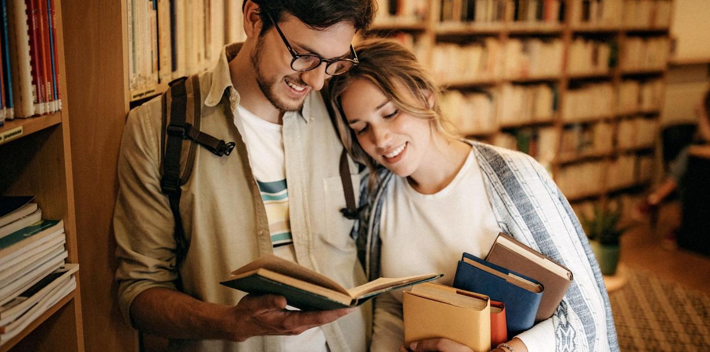 coppia legge libro libreria ragazzo ragazza