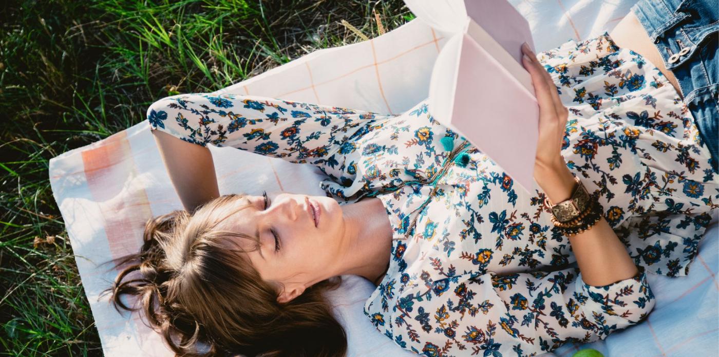 lettura prato ragazza