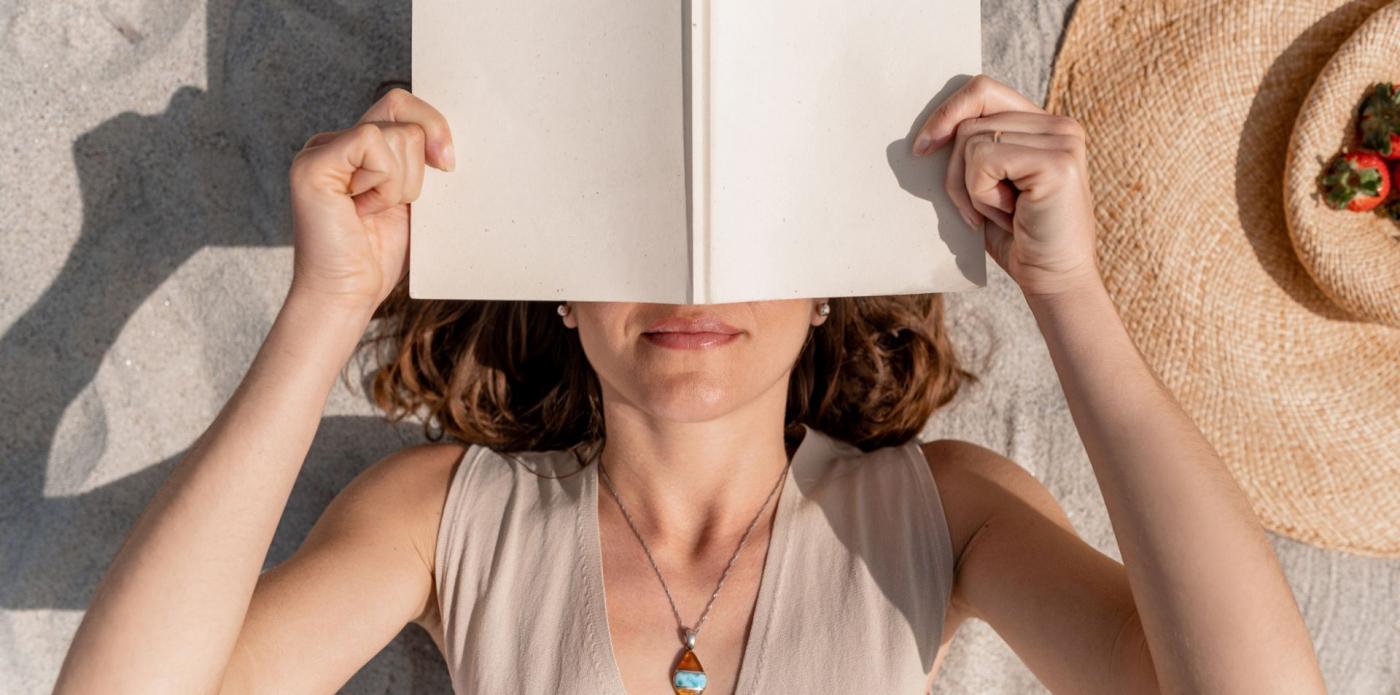 ragazza cappello spiaggia legge estate mare lettrice lettura