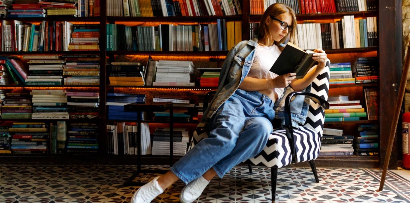 ragazza legge libro lettrice lettura libreria