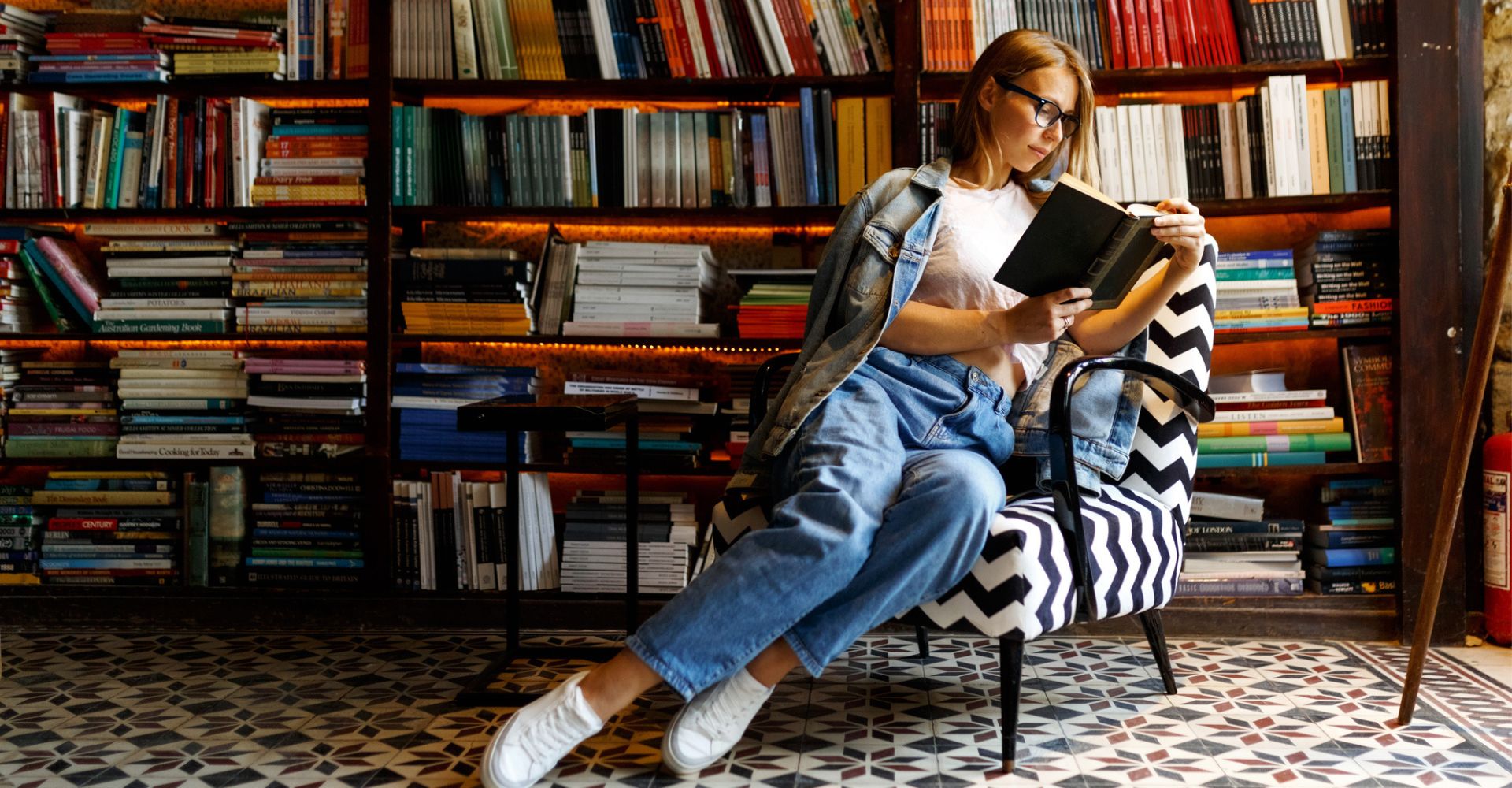 ragazza legge libro lettrice lettura libreria