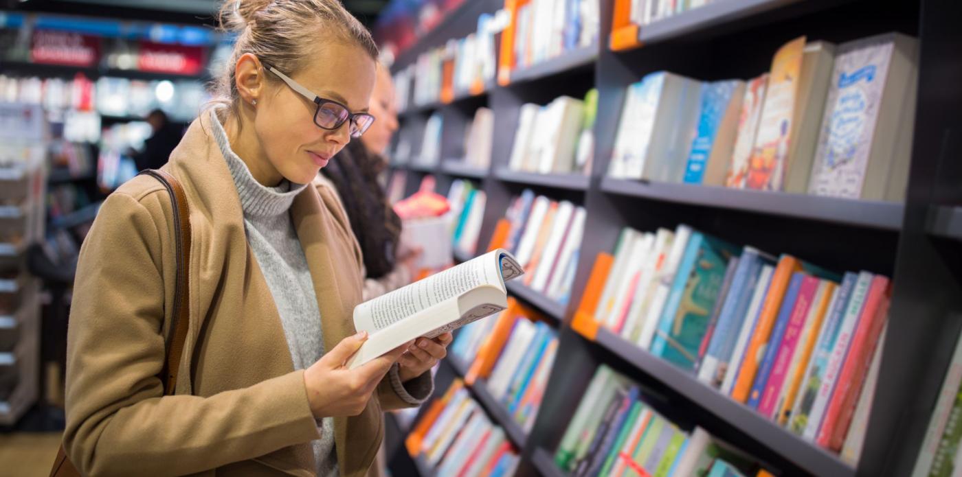 ragazza libreria legge letteratura libri lettura