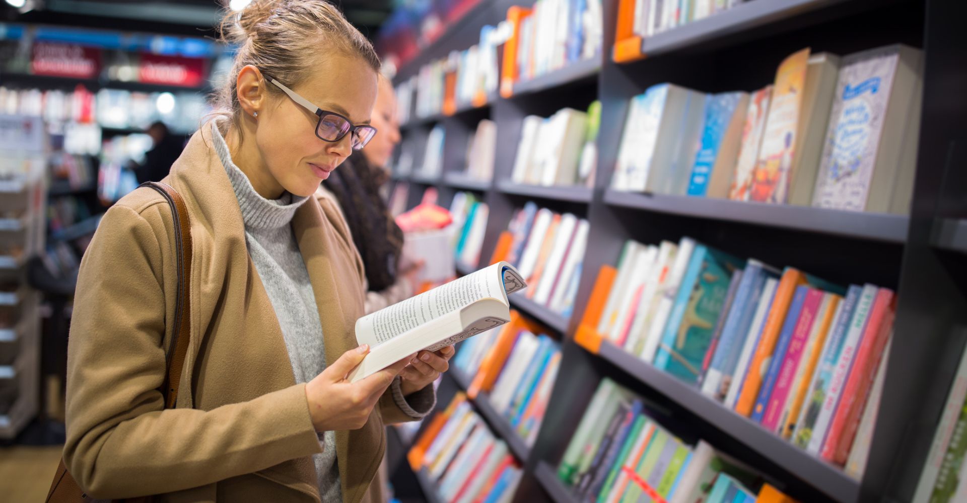 ragazza libreria legge letteratura libri lettura