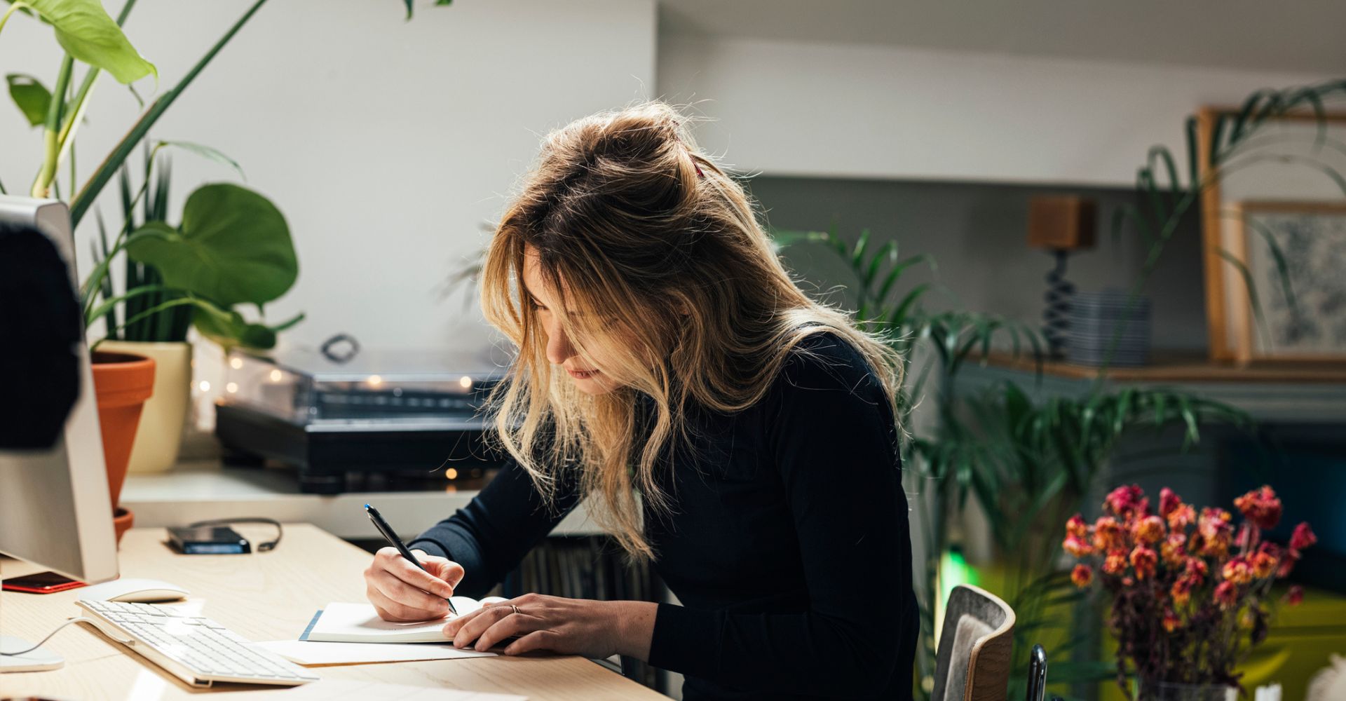 ragazza scrive scrittura scrittori scrittrice libri scrivere