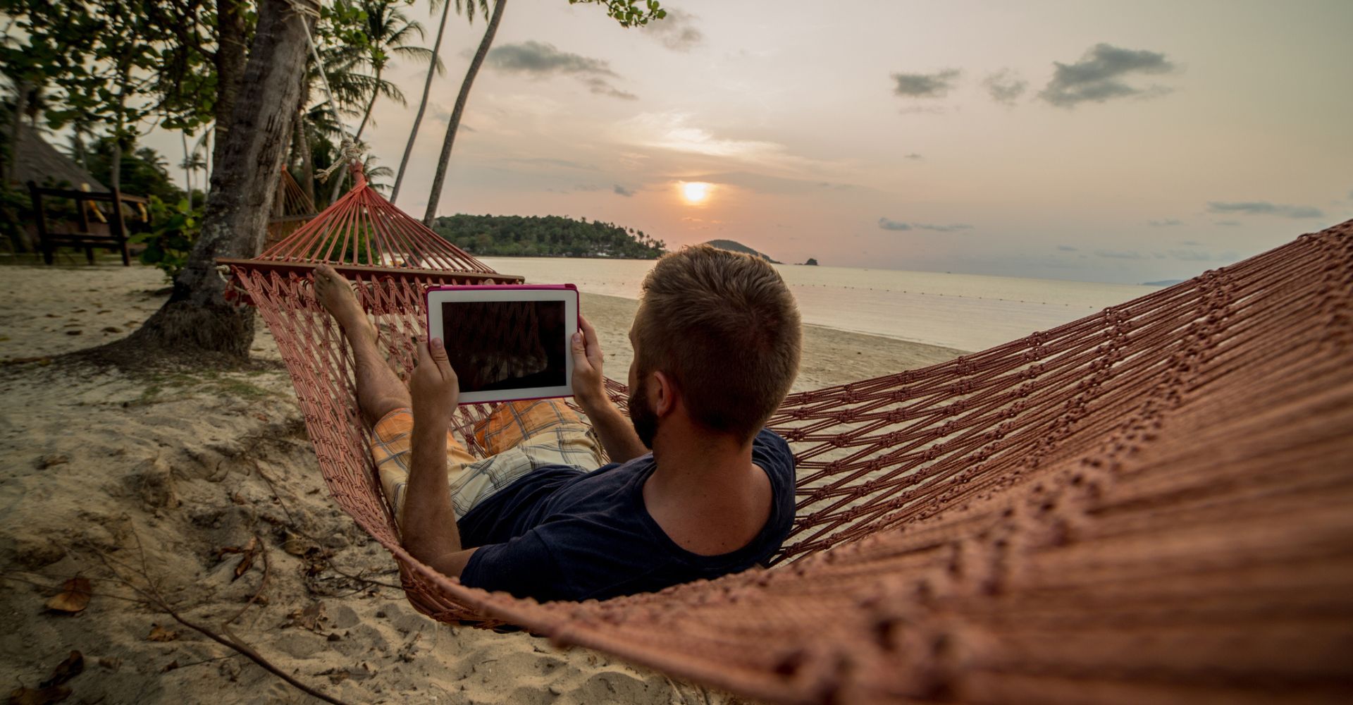 uomo legge libro spiaggia lettura ebook estate