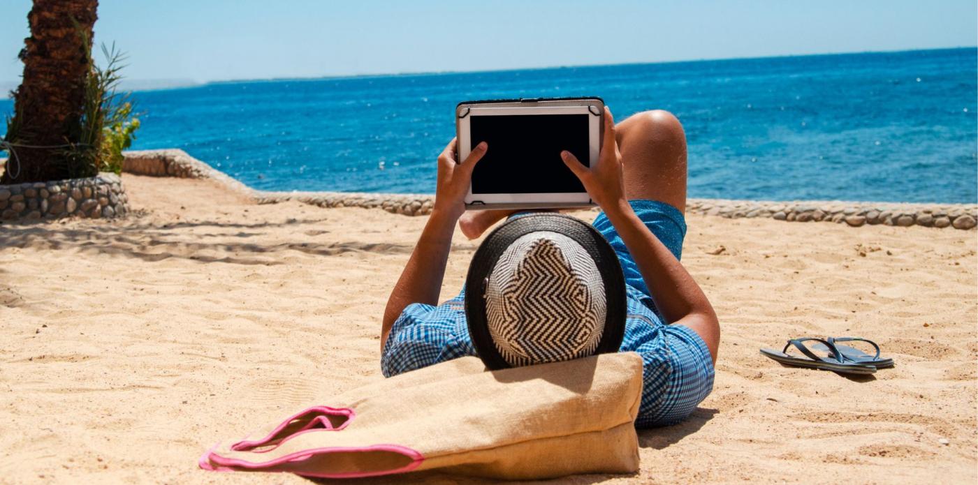 uomo legge ebook libro spiaggia lettura lettori
