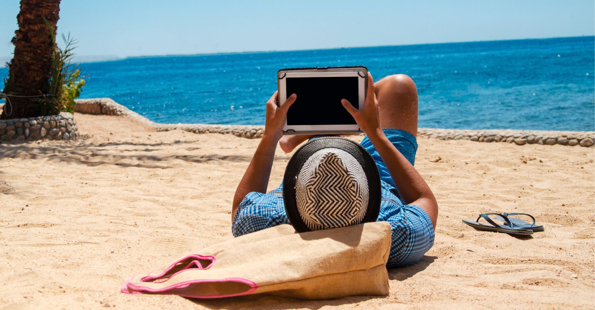 uomo legge ebook libro spiaggia lettura lettori