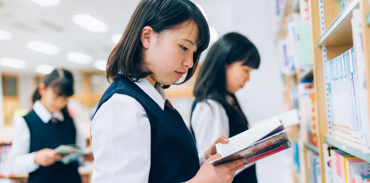 adolescenti giapponesi leggono manga