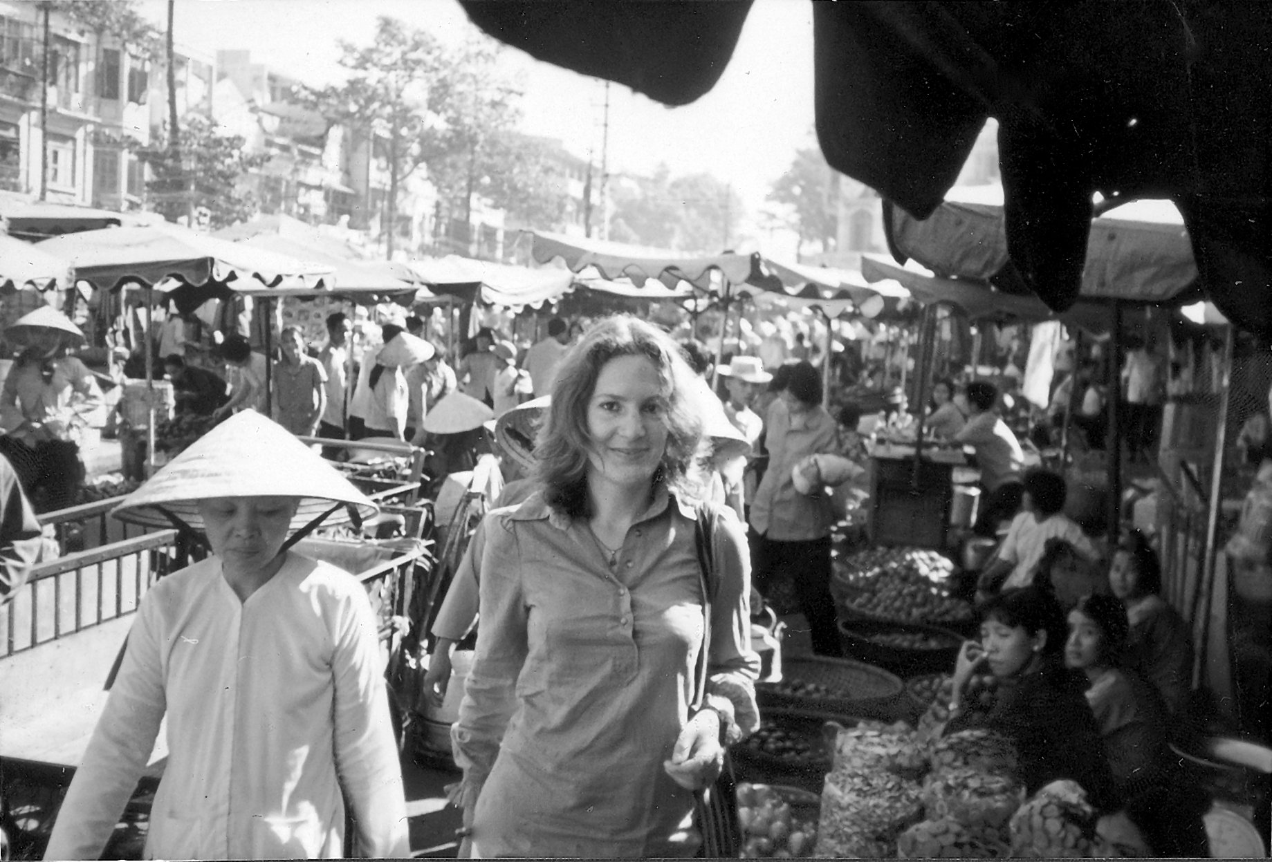 Angela Terzani Staude in un mercato di Saigon (Vietnam) nel 1973 (Archivio Terzani)