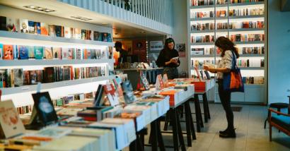 Editoria, il mercato dei libri nel 2023 resta stabile. Cresce la narrativa italiana, in lieve calo l'ecommerce