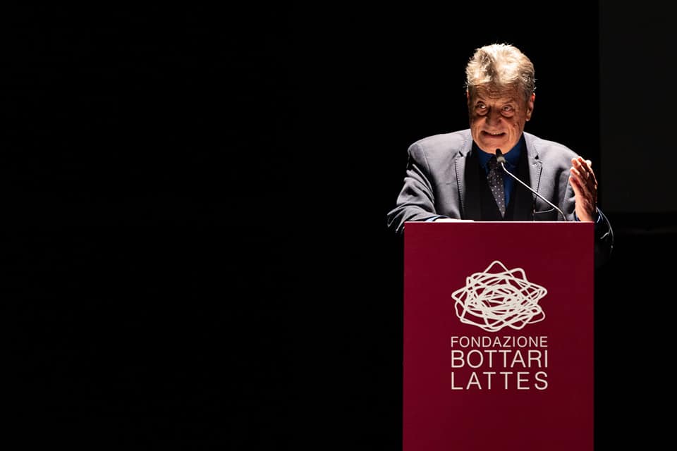 Claudio Magris nella cerimonia di premiazione del Premio Lattes Grinzane