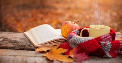 Sciarpe e foulard d'ispirazione letteraria: idee regalo per lettrici e lettori