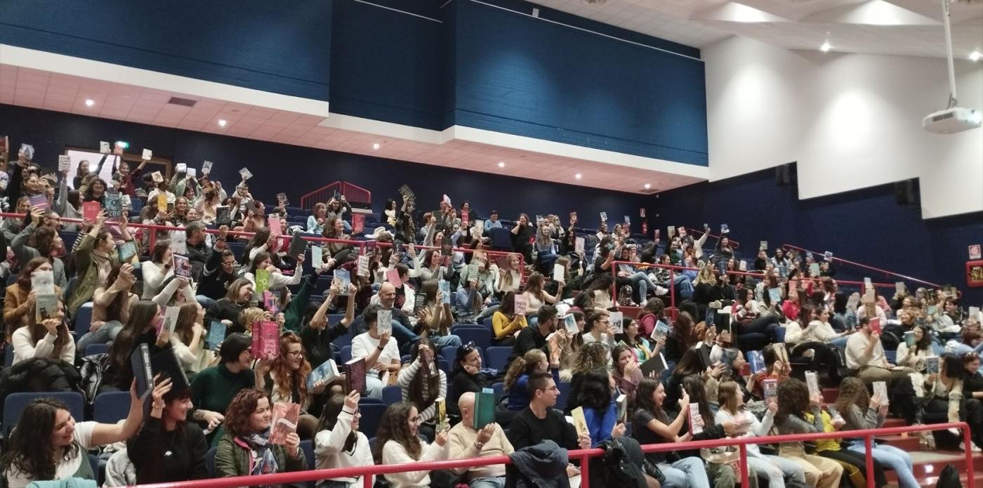 La magia della lettura (silenziosa) in gruppo: da TikTok all’incontro a Milano per Bookcity