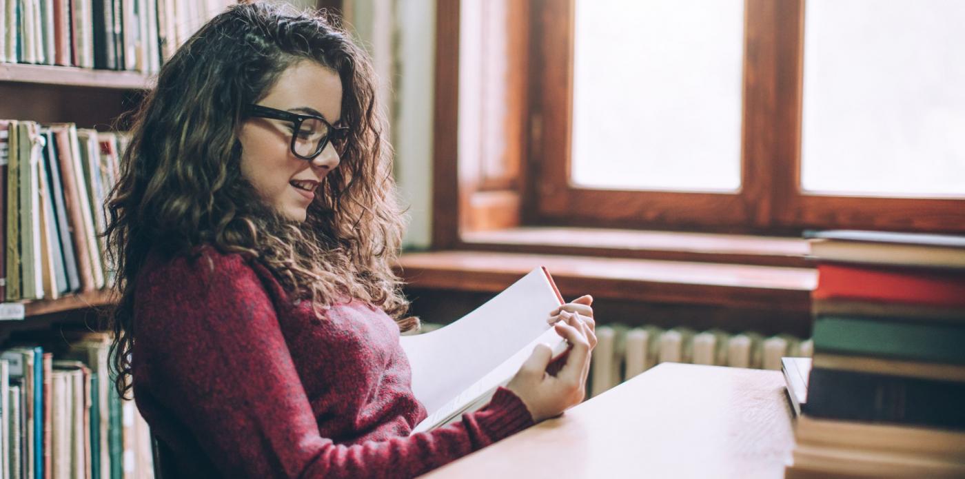 Ragazza che legge un libro
