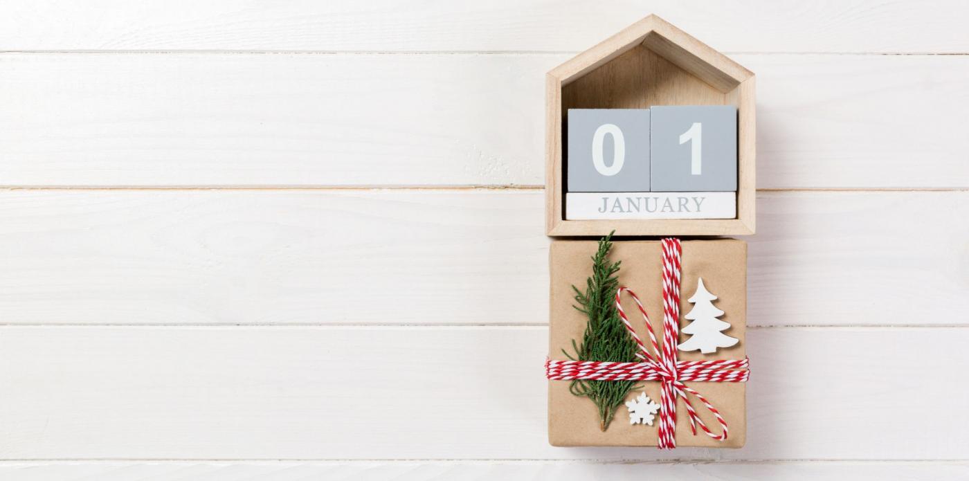Calendario di legno posizionato sul 1° gennaio, che simboleggia un nuovo inizio