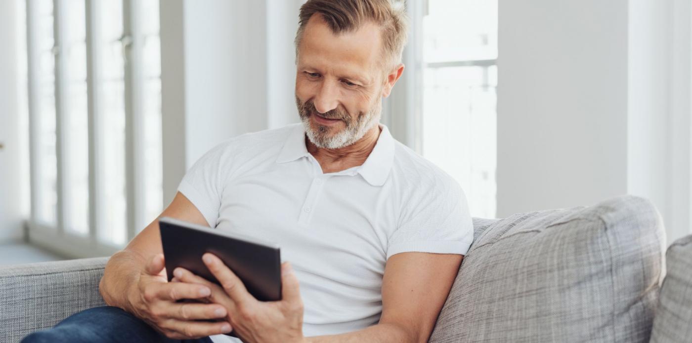 lettore leggere ebook lettura libro libri ebook e-book casa uomo adulto