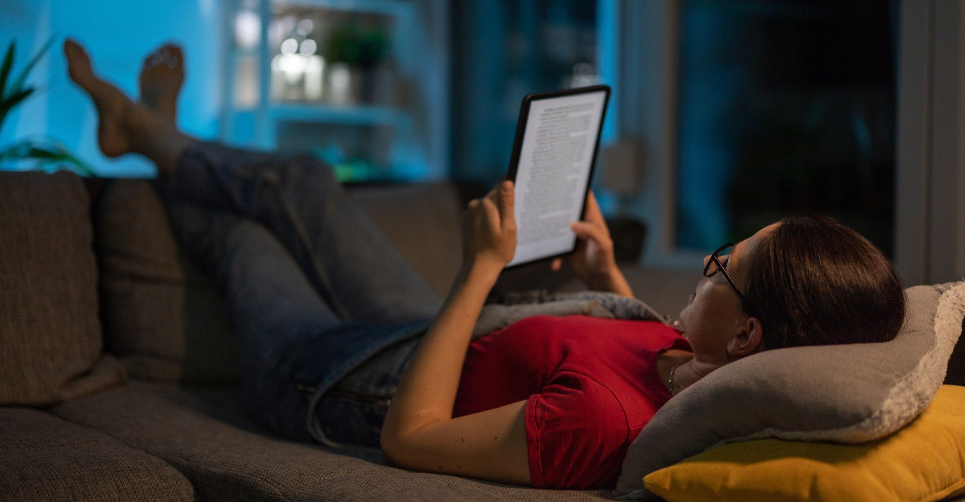 lettrice leggere ebook lettura libro libri ebook e-book casa divano donna adulta