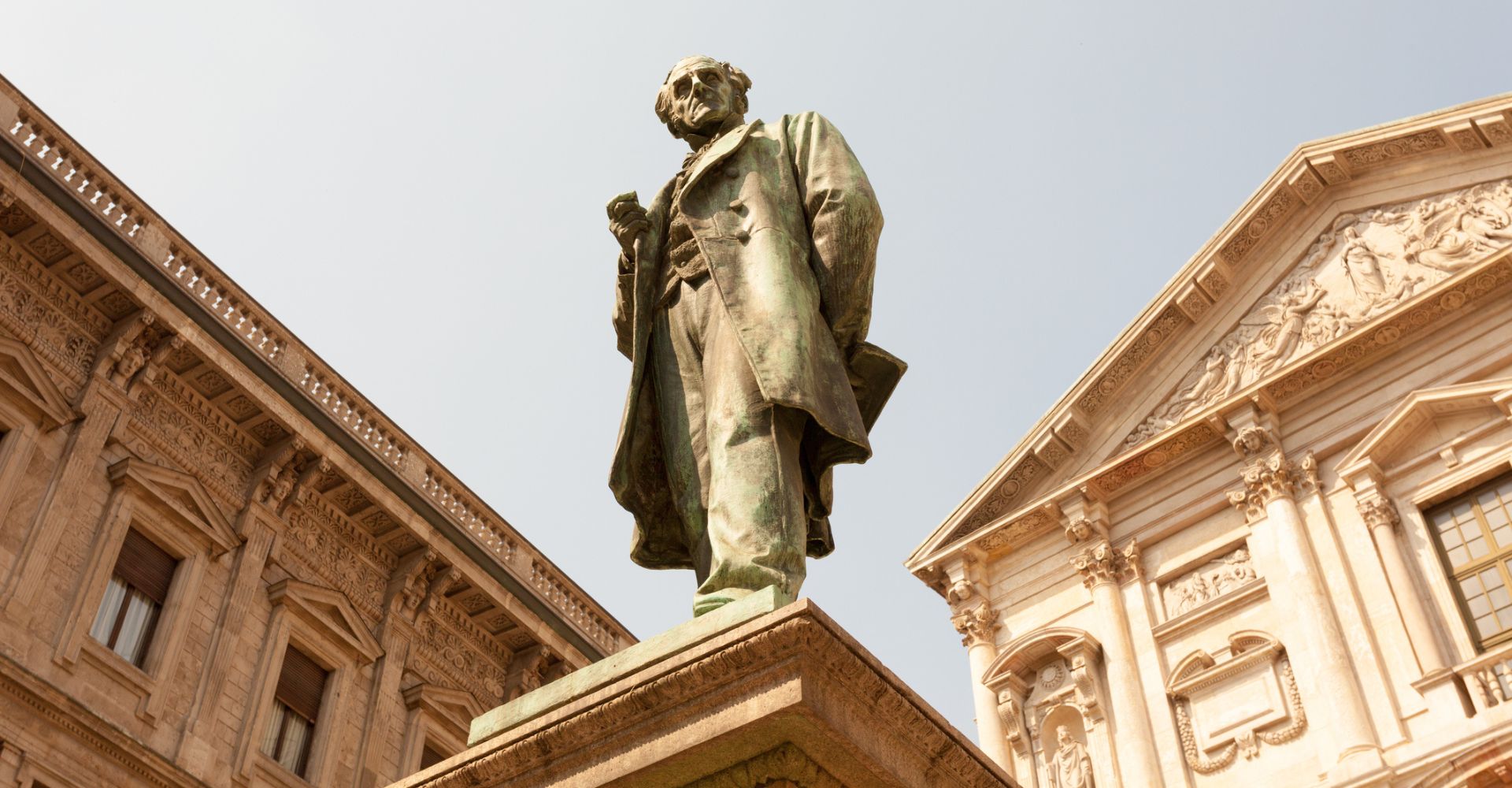 La statua di Alessandro Manzoni in piazza San Fedele a Milano
